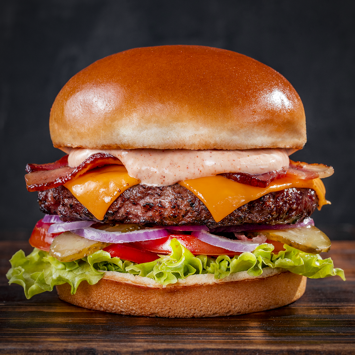 Double - 2 burgers de 150g cada, queijo cheddar, tiras de bacon