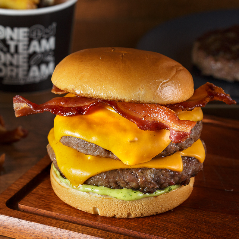 Double - 2 burgers de 150g cada, queijo cheddar, tiras de bacon