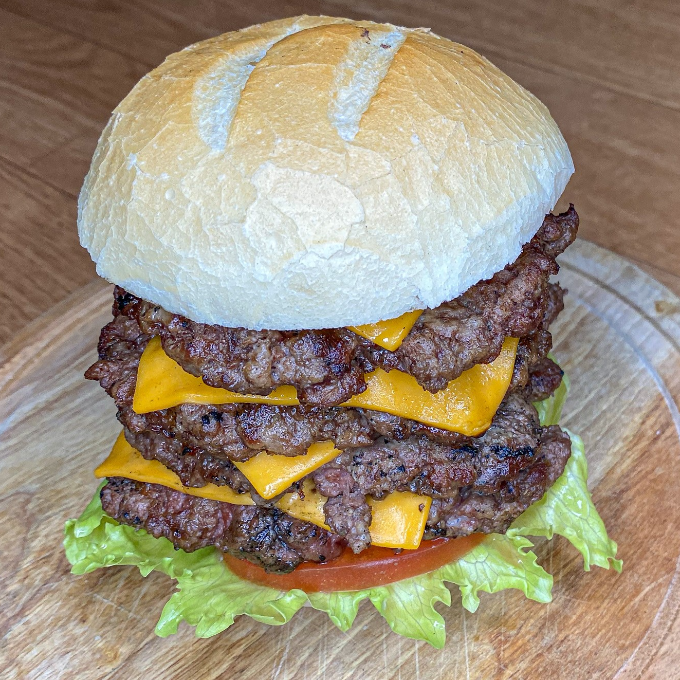 Double - 2 burgers de 150g cada, queijo cheddar, tiras de bacon