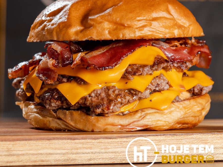 Double - 2 burgers de 150g cada, queijo cheddar, tiras de bacon